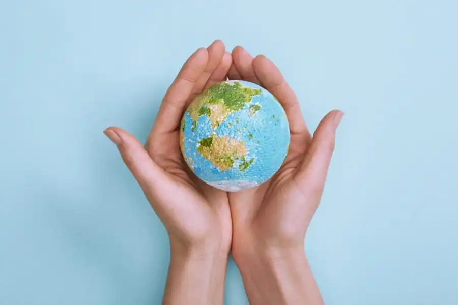 El Día de la Tierra manos